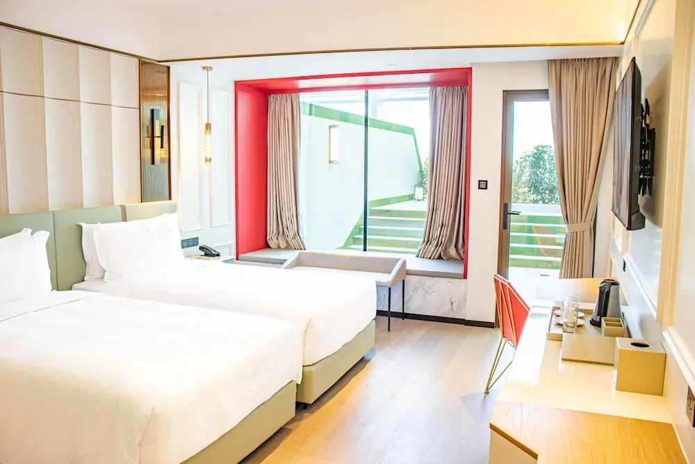 Yoho Resorts World Hotel