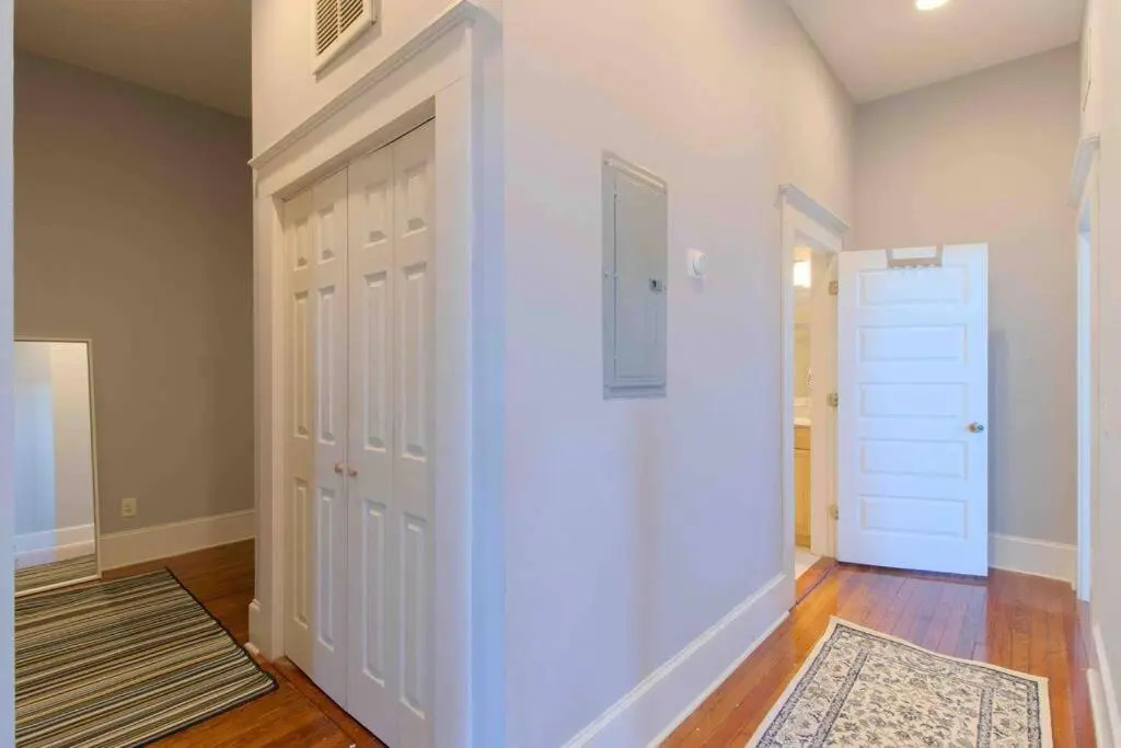 Sunny & bright - cute 1 BR apt in historic SPR