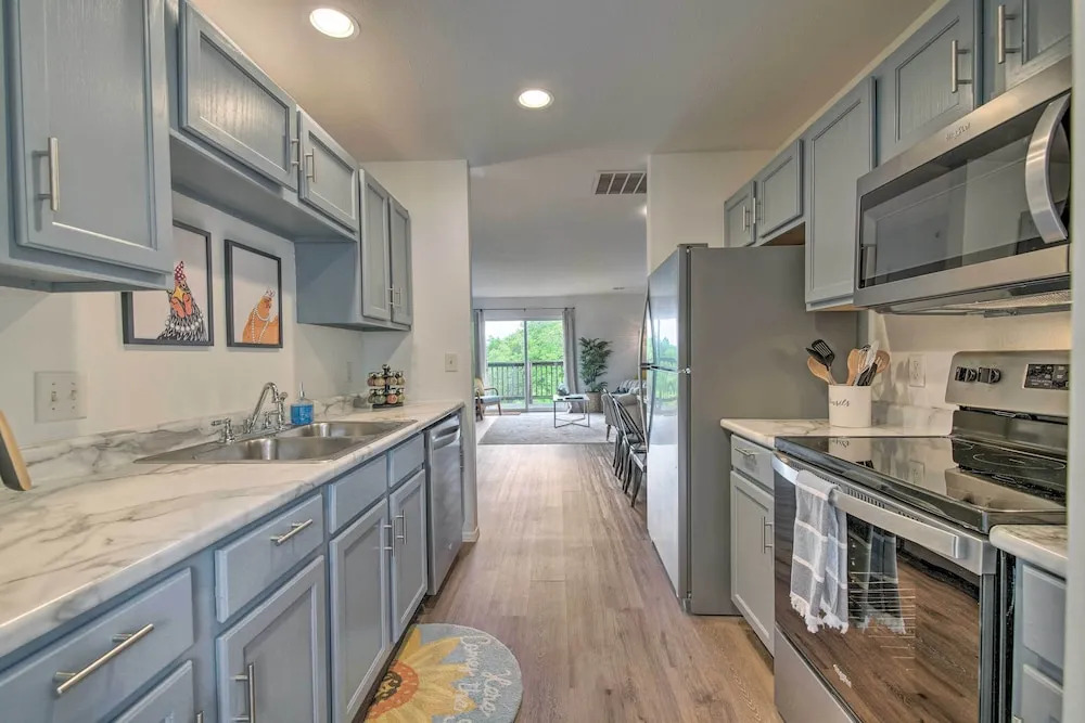 Cozy Branson Retreat w/ Balcony, 2 Mi to 76 Strip