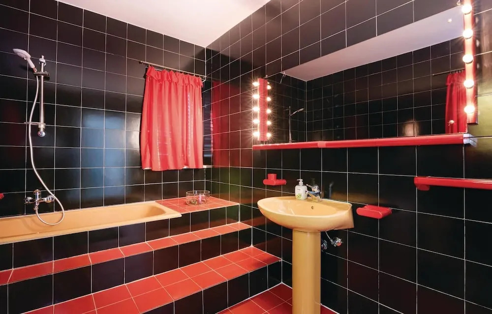 Amazing Home in Klimno With Wifi and 5 Bedrooms