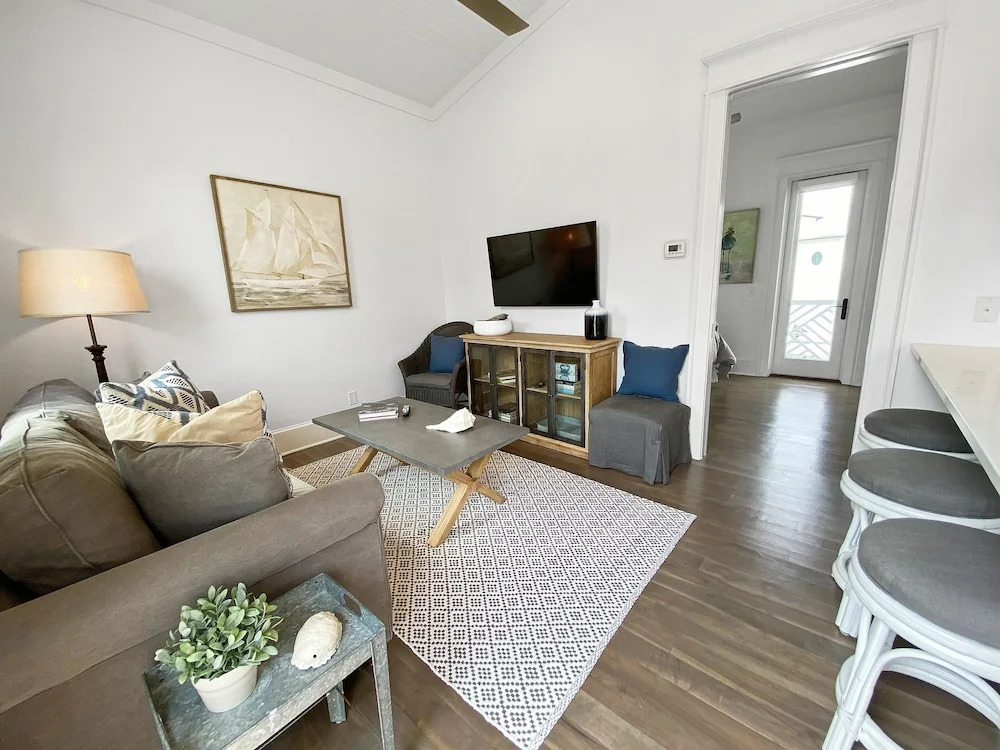 The At Rosemary Carriage House 1 Bedroom Villa by Redawning