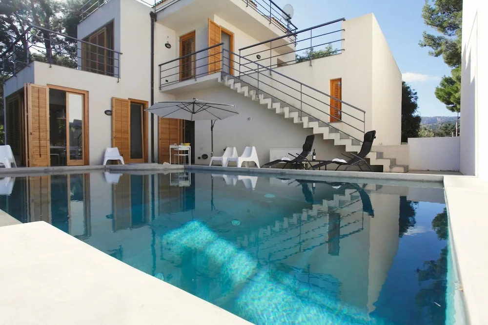 Villa With Pool Garden Near The Sea