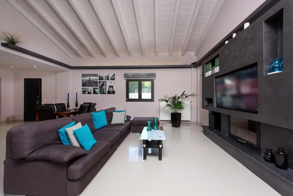 Villa Black White Dassia
