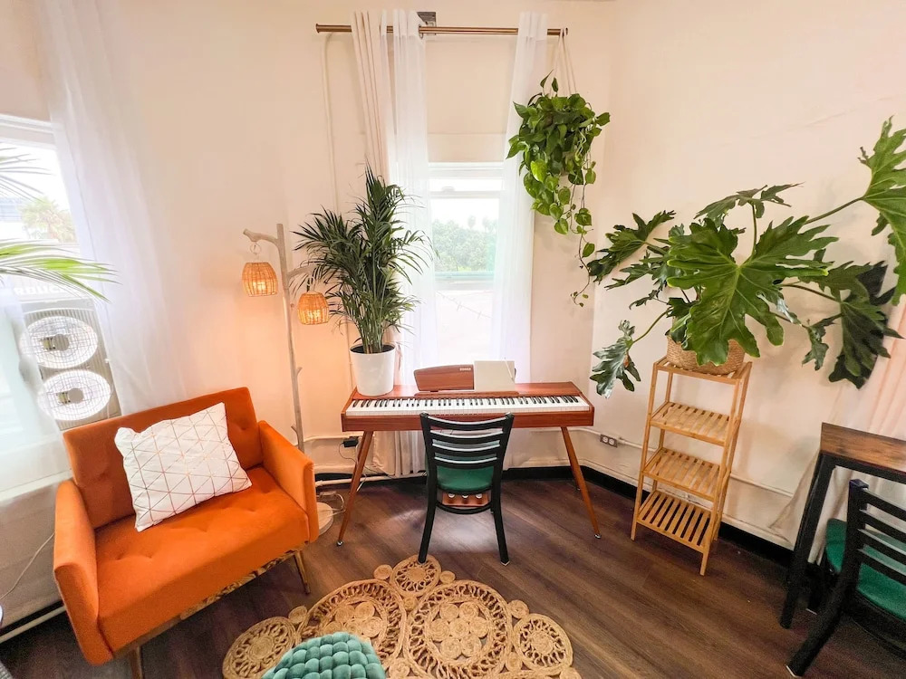 ITH San Diego Mission Beach Backpacker Hostel