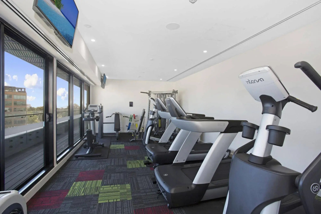 COMPLETE HOST Park View St Kilda