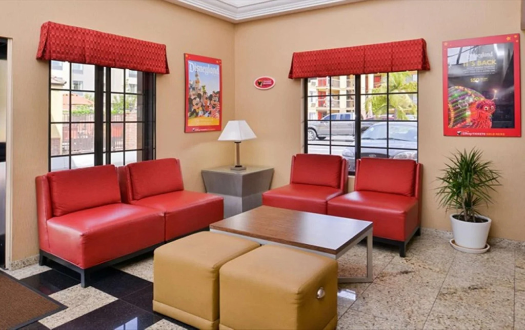 Best Western Plus Raffles Inn & Suites