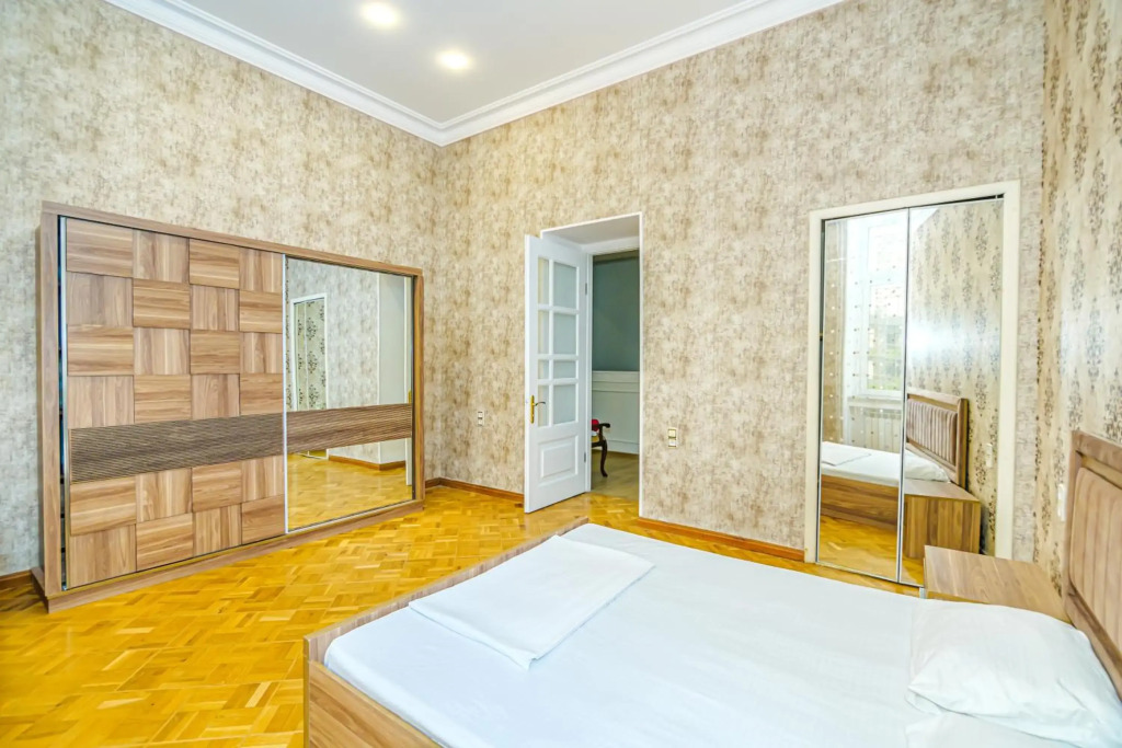 Targovu 5 Room DeLuxe Apartment