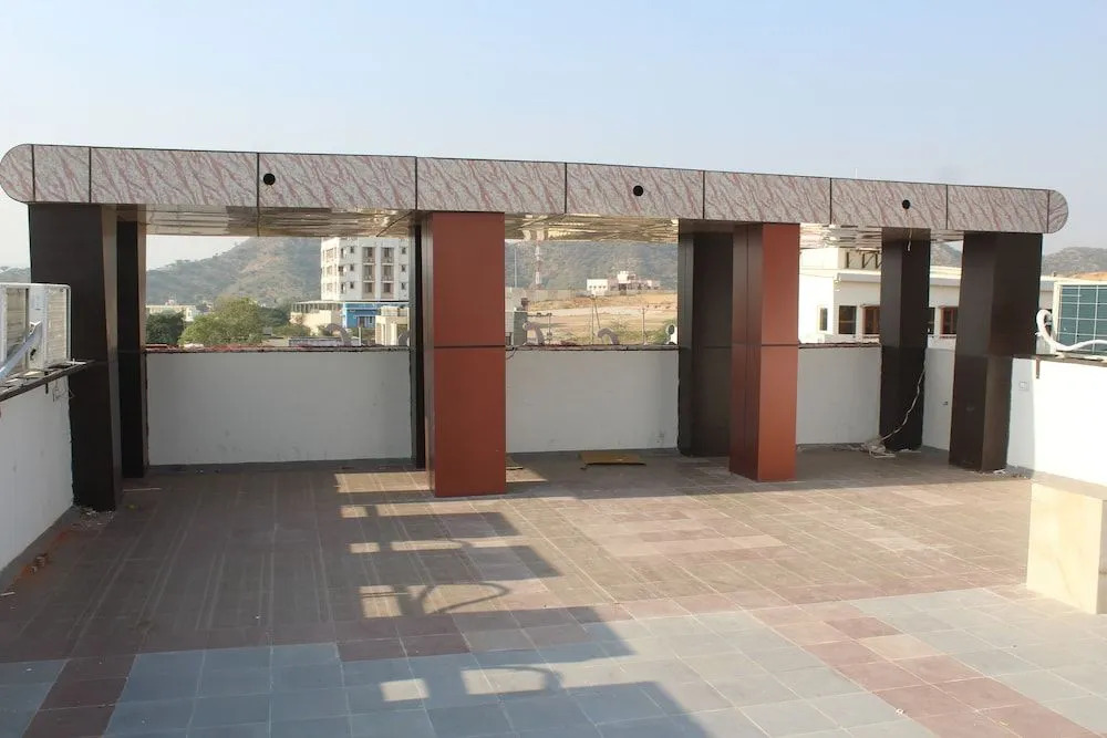 Hotel Bajaj Lake Palace