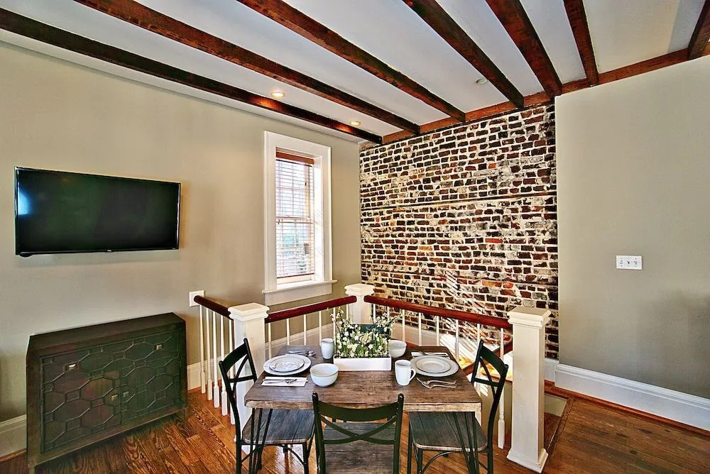 Comfy Carriage House Steps from the River