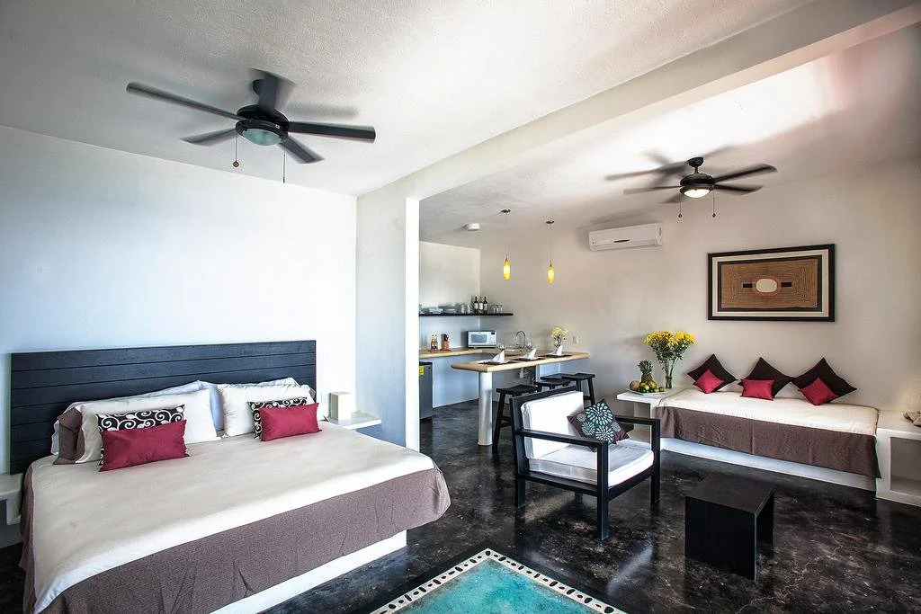 Manta Raya Hotel - right on the beach
