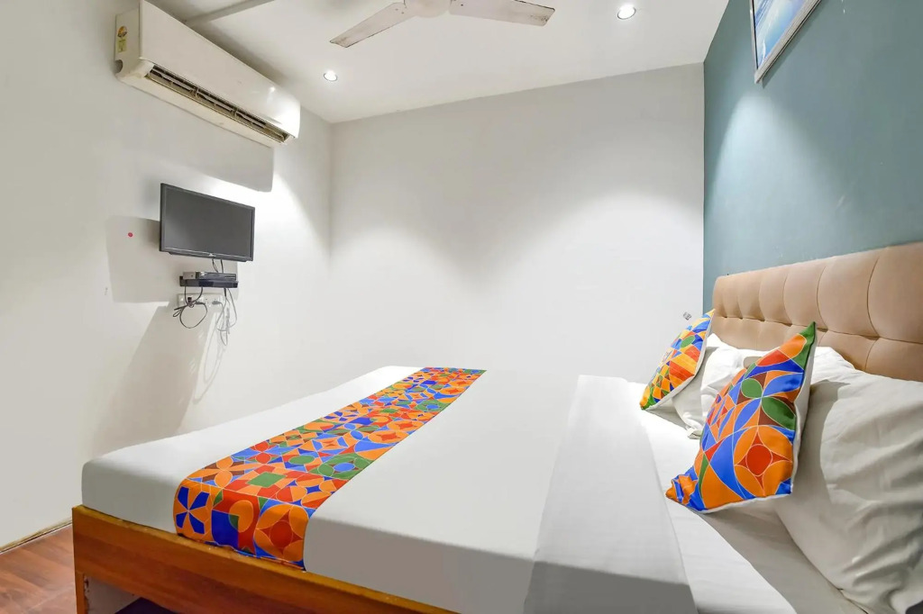 OYO Flagship 70029 Nidhivan Hotel And Rooms