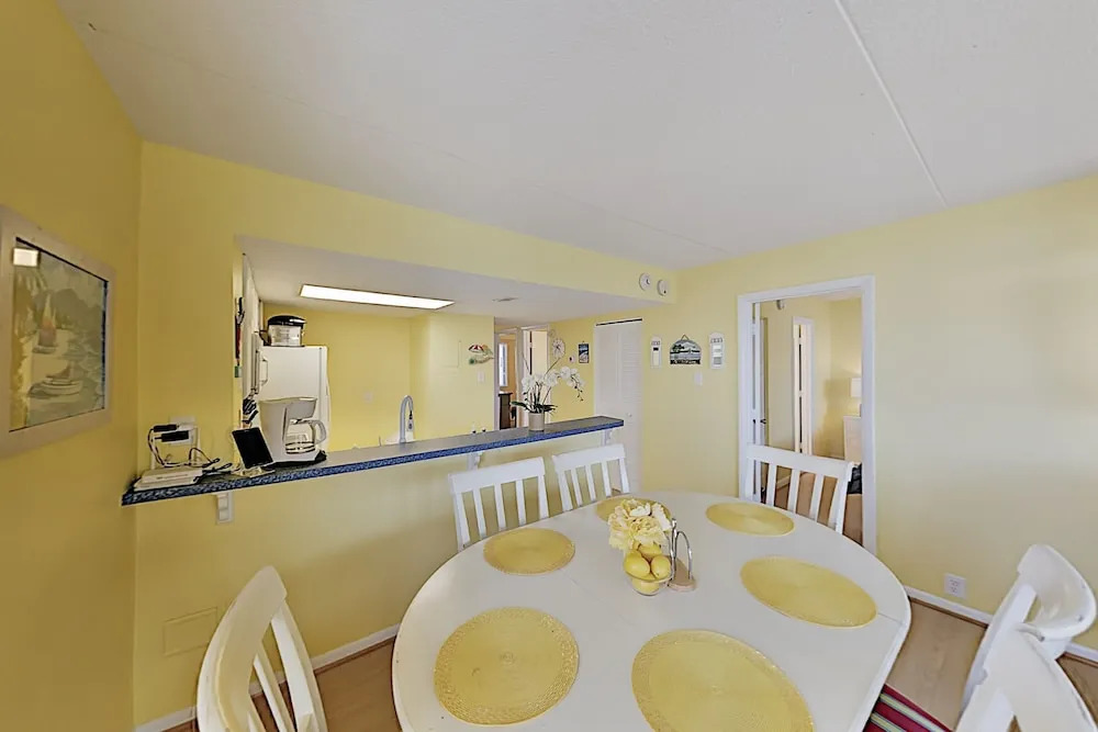 Updated End Unit W/ Ocean Views - Pools, Cinema 2 Bedroom Condo