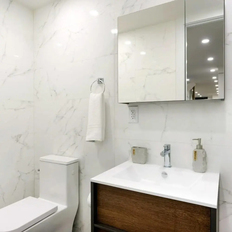 317-1d New 2BR Duplex W D Private Backyard