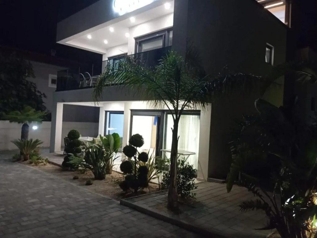 Villa S