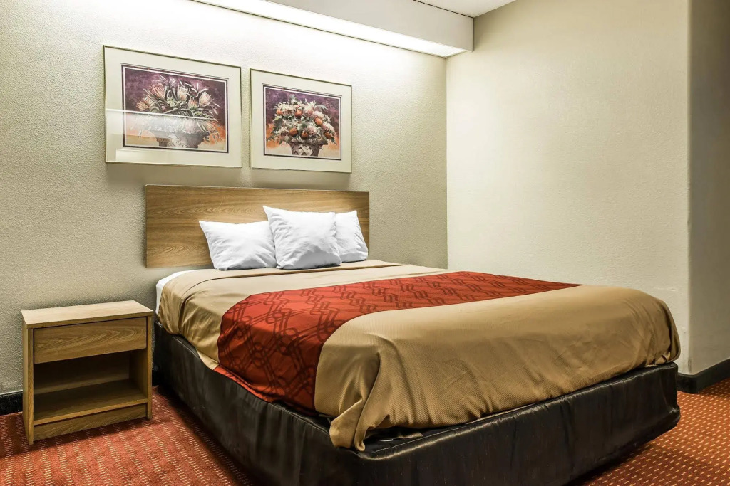 Days Inn by Wyndham Thornton