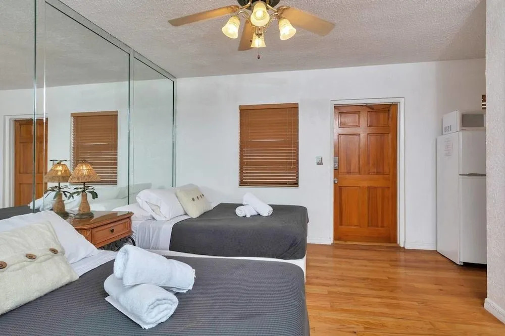 Lovely Apt, Hollywood Beach, 1/2 block from Ocean!