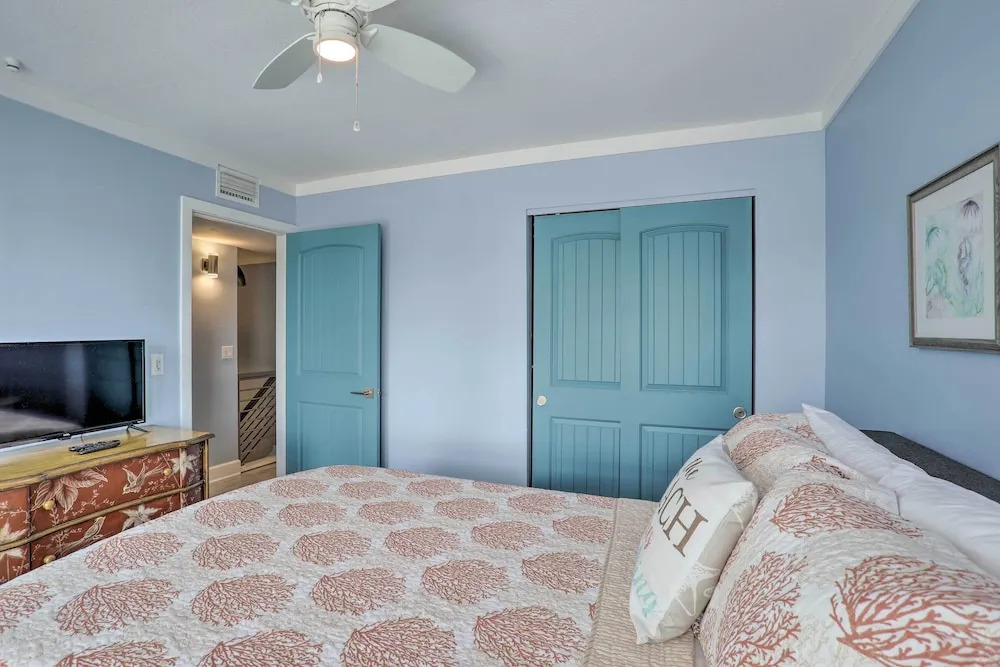 Sip, Sunbathe & Relax Poolside: Madeira Beach Gem!