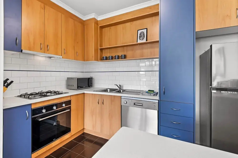 Cosy 1-bed Balcony Unit in Quiet Street by Shops
