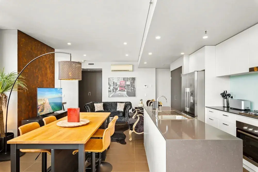 Elegant 1-bed by Riverside Park & Amenities