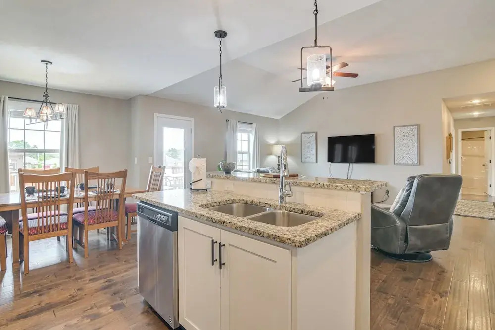 Pool Access, Grill & Gazebo: Ozark Getaway!