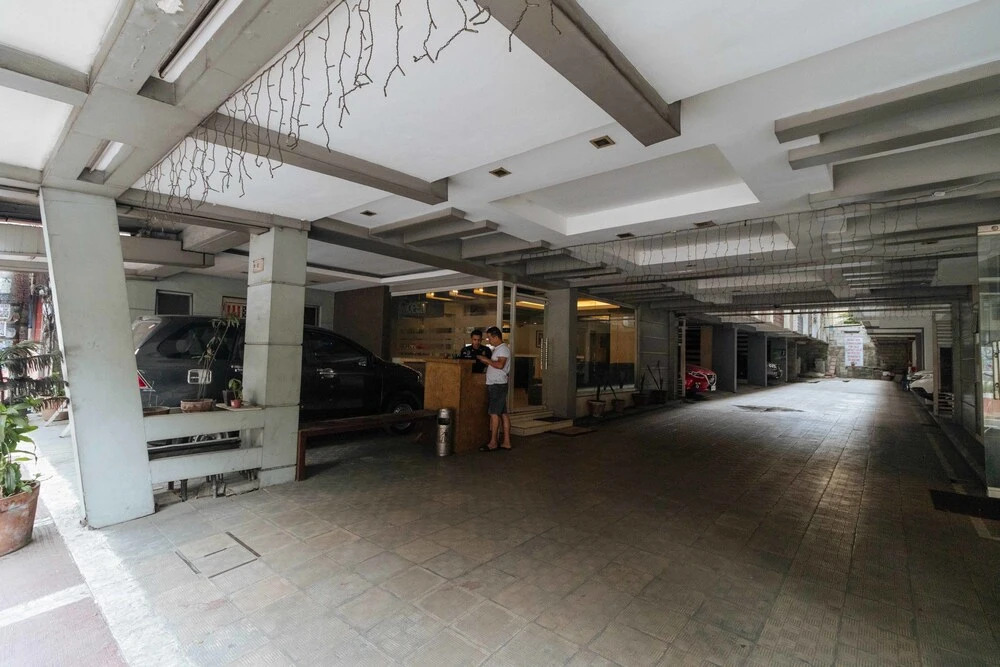 RedDoorz near Quezon City Circle