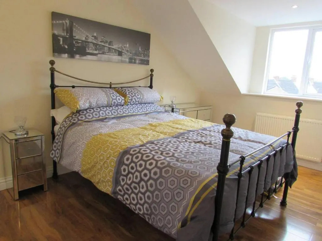 Apartment 4 - striking, 2 bedroom luxury apartment - close to town, mainline rail & theatre