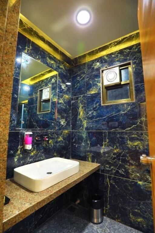 Hotel The Grand Ladhukara