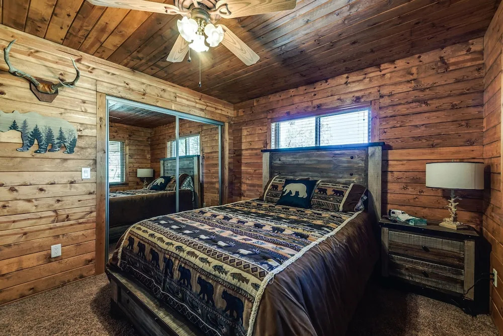 Well-appointed Alto Cabin w/ Fire Pit & Pool Table