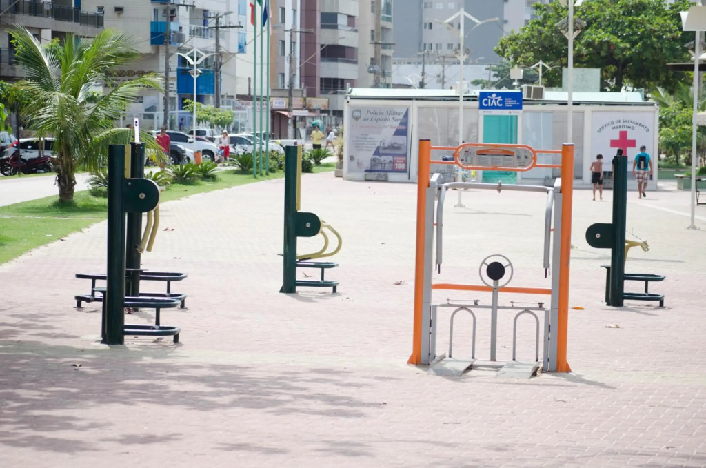 CONFORTO IMBATIVEL - 25 metros do MAR - 2 Quartos com AR CONDICIONADOS SPLIT, Air Fryer, WI-FI, Disney Plus, Star Plus, HBO Max, Cadeiras de Praia e Caixa Térmica - 8 pessoas com Muito Conforto - Melhor Localização