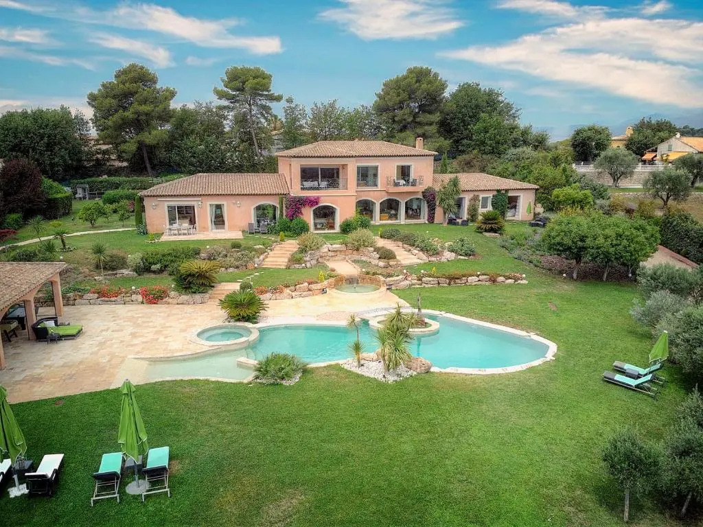 Suites de Prestige JACUZZI SAUNA HAMMAM PISCINE Mougins Cannes Grasse