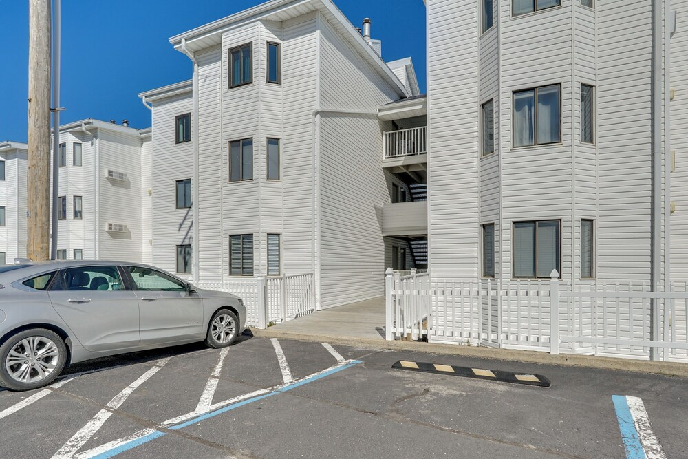 Charming Condo w/ Pool Access in Osage Beach!