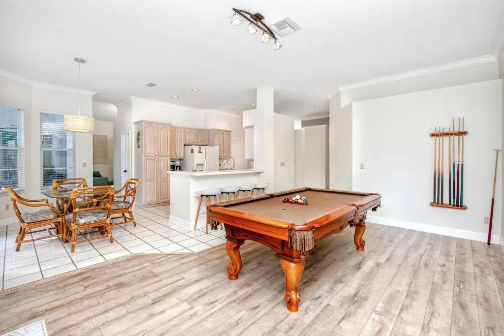 Palm Harbor Paradise - Spacious Home In Quiet Neighborhood with Heated Pool, Billiard Room, Hot Tub