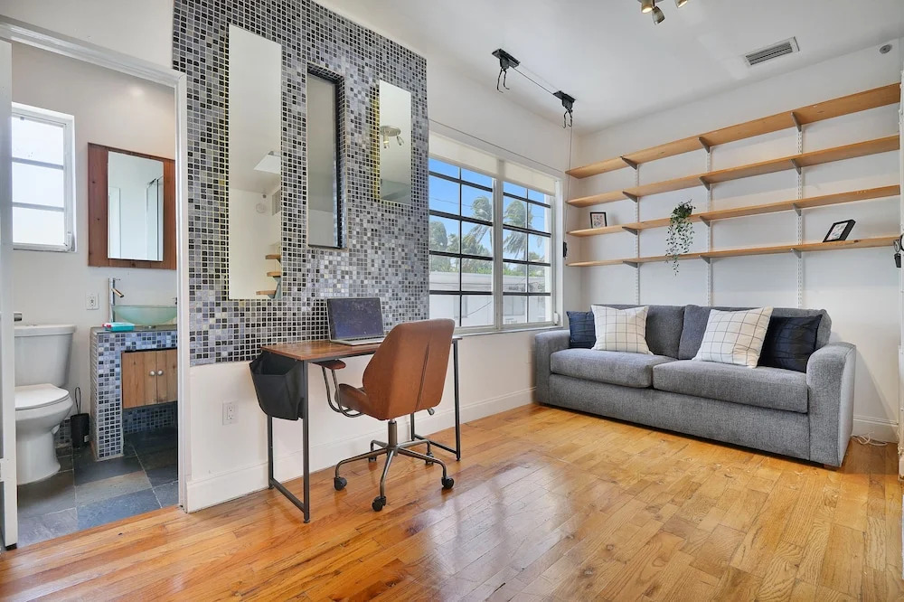 Wonderful South Beach Condo For 8 People