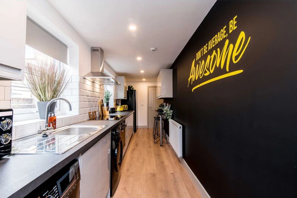 OnPoint - Large 6 Bed House With Parking