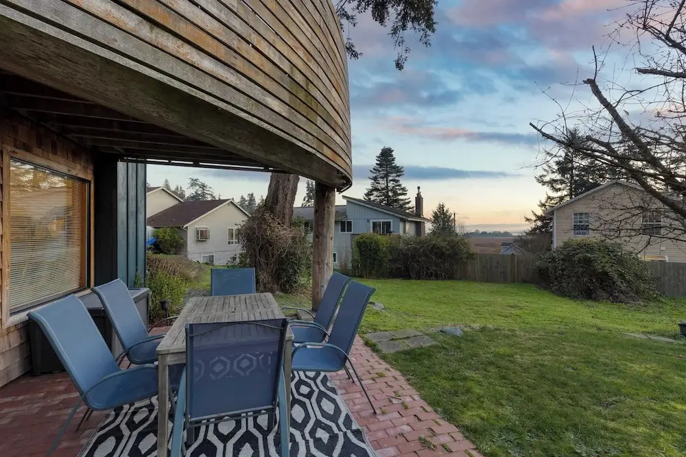 Deck Views, Fire Pit, Pool, 3 Mins to Beach Madrona Tree Retreat by Avantstay