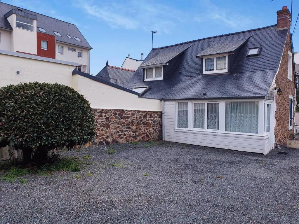 Maison à Perros-Guirec avec WIFI, proche centre-ville et plage, cour fermée, parking privé - FR-1-368-324