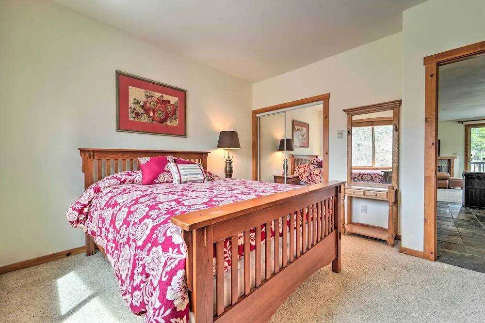 2 Mi to Donner Lake: Walkable Truckee Condo!