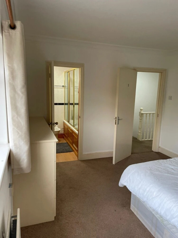 Charming 5-bed House in Mitcham