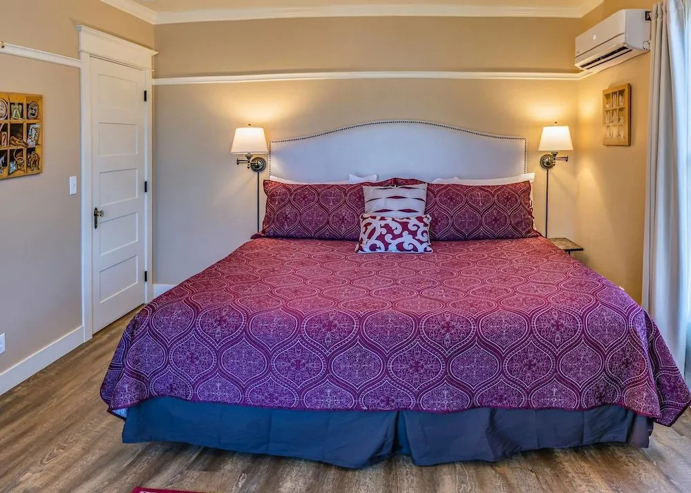 Redtail Suites ~ Entire Home ~ Sleeps 12 ~ Tesla Station