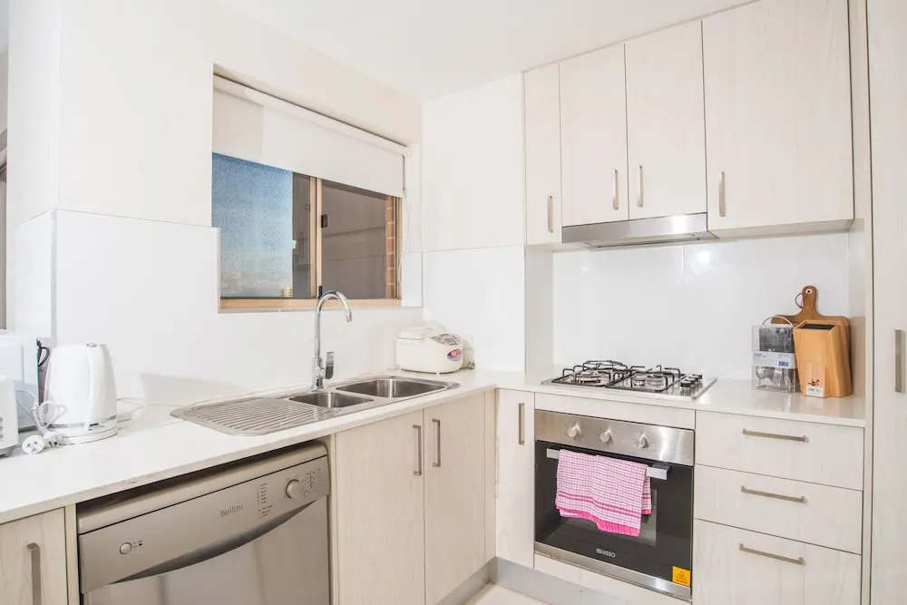 Convenient Rockdale Apartment Next To Station & Beach