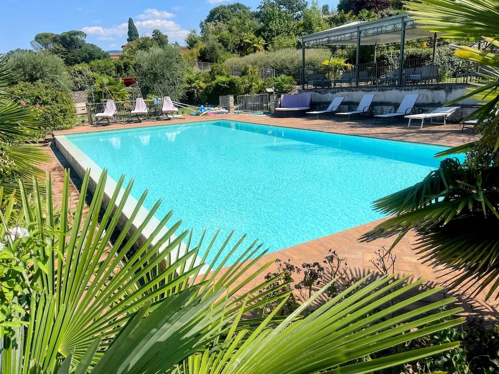 Apt 4 - Forget all Your Troubles - Relax in Paradise ! Air Con, Wifi! Sleeps 4