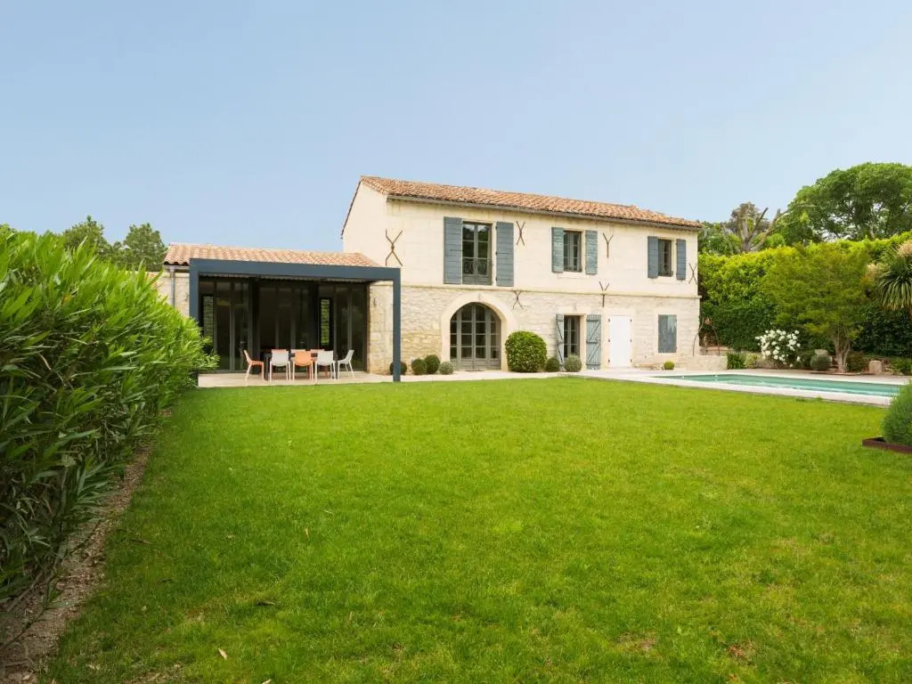 **Charmant Mas Rénové avec Piscine et Jardin au Cœur de la Provence!** - FR-1-599-17