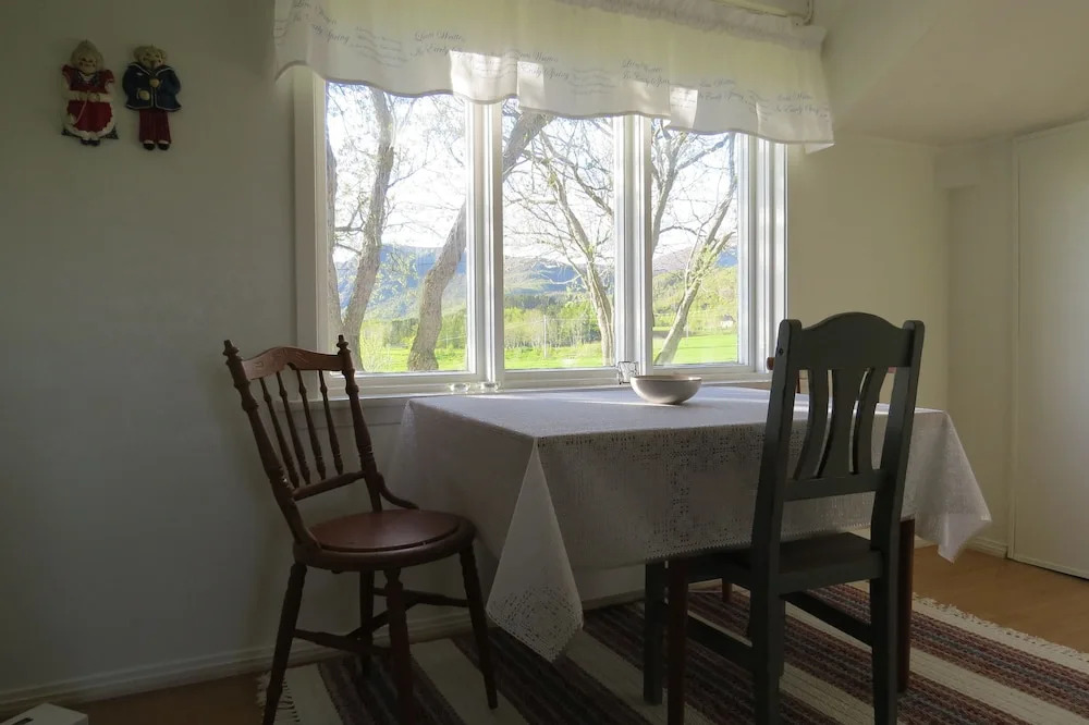 Borghildstua Feriehus Romslig feriehus med panoramautsikt mot havet og Lofotfjellene