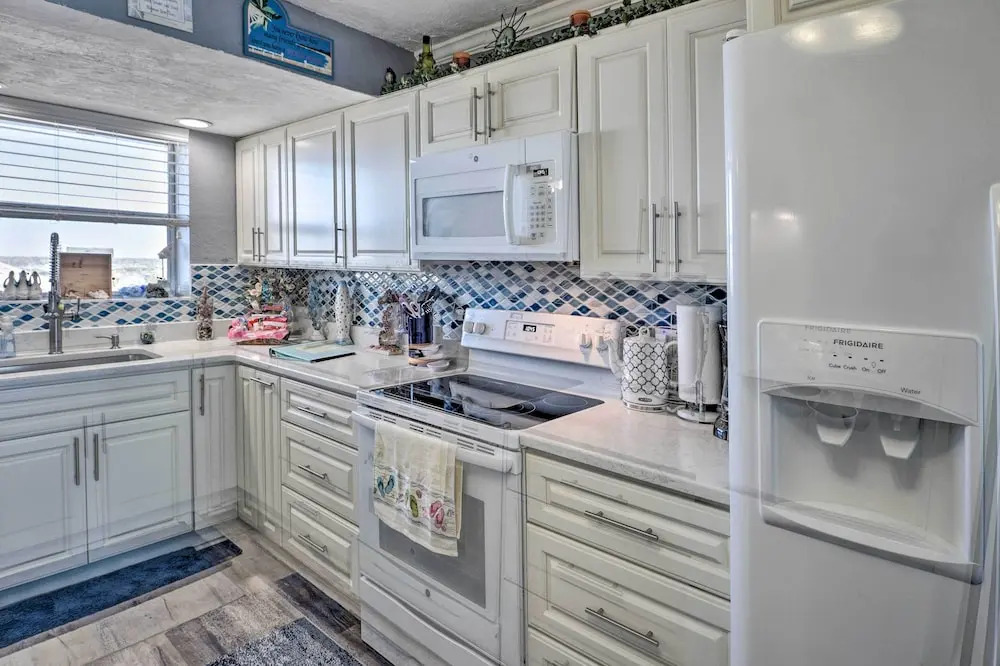 Walk to Ocean: Bright Daytona Beach Condo!