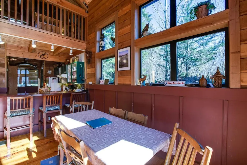 44mbr - Hot Tub- Pets Ok - Wifi - Bbq - Sleeps 8 2 Bedroom Home by RedAwning