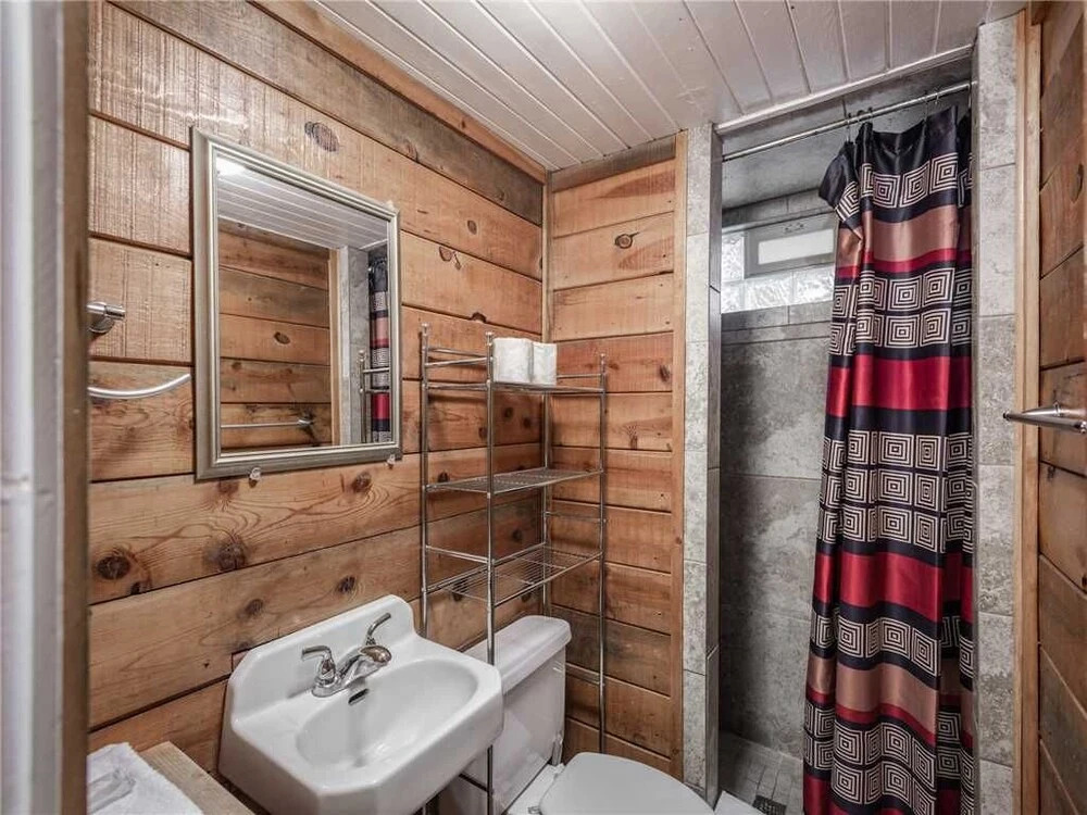 Bear Bones, 2 Bedrooms, Front Porch, Midtown, Sleeps 4