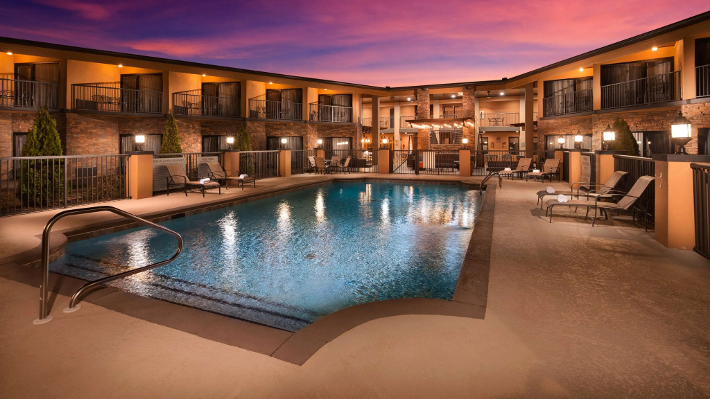 Aiden by Best Western Warm Springs Hotel and Event Center