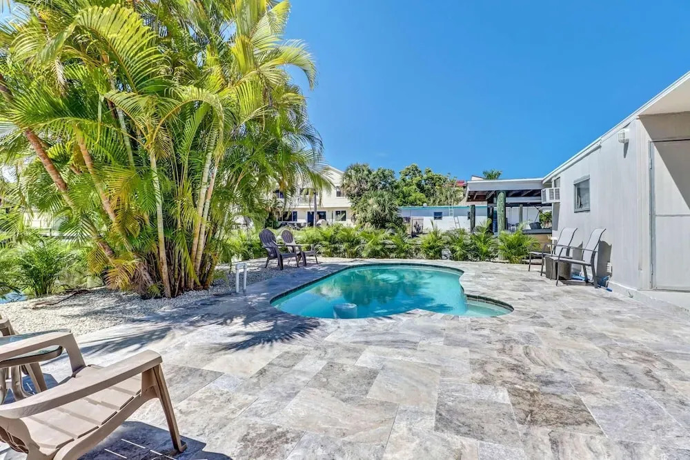 Flamingo Street Bungalow, Walk to Beach