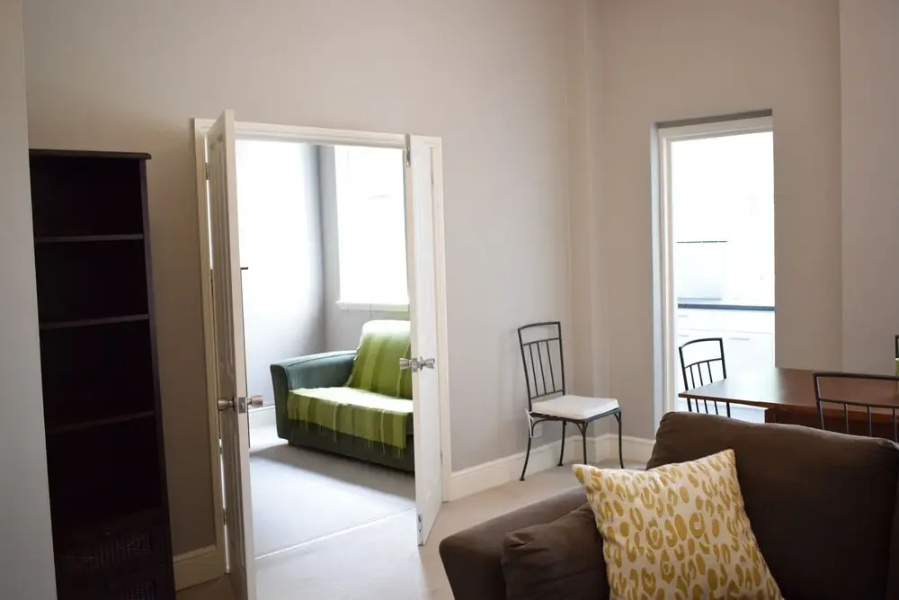 2 Bedroom Apartment With Balcony in Earls Court