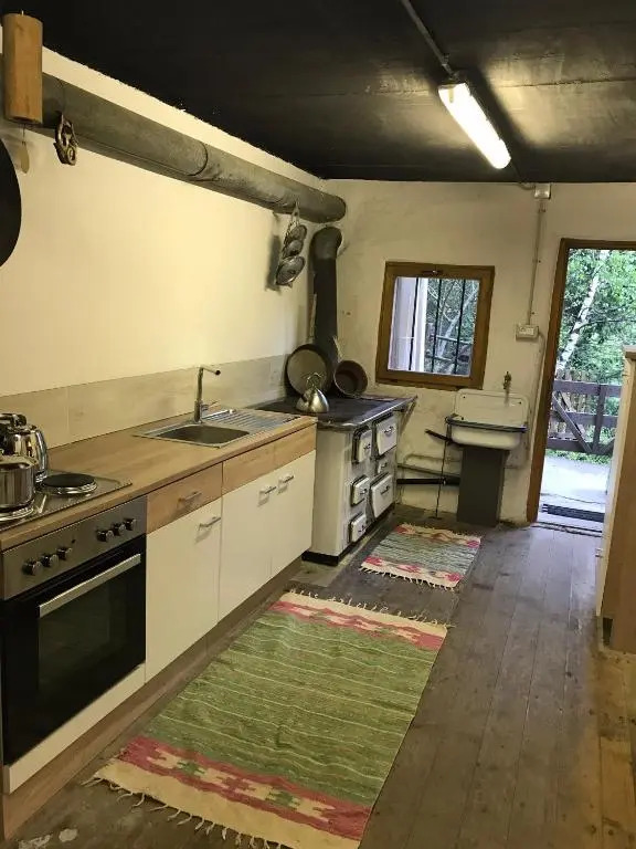 KNOTTN HÜTTL Historisches Bauernhaus und ein ganzes Ferienhaus für euch in ALLEINLAGE in SÜDTIROL eine Zeitreise sowie Rückzugsort in den Bergen mit privater Gartenterrasse ideal für Kleingruppen Freunde und Familien mit Hund WINTER Skigebiet in der Nähe